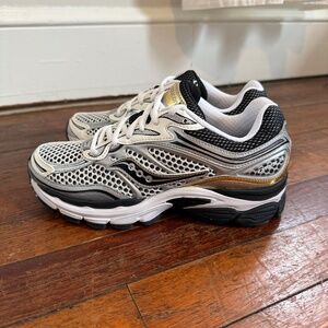 Saucony ProGrid Omni 9 Silver Gold | size W7.5/M6